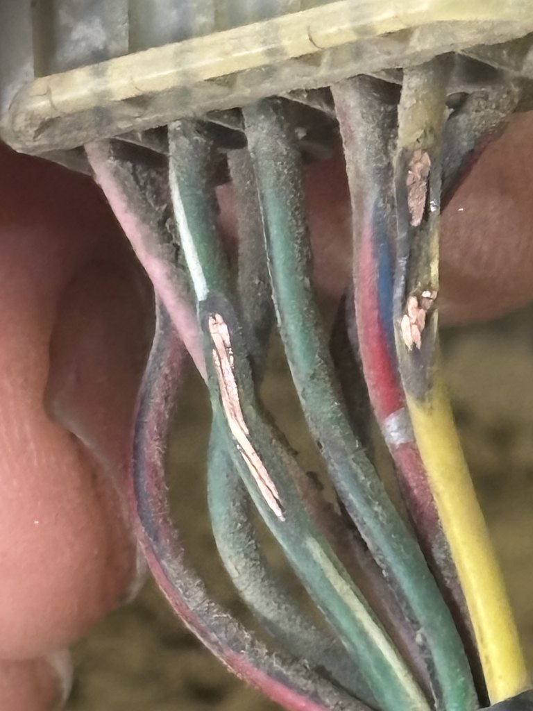 トラクターの漏電修理